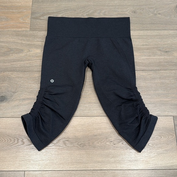 LULULEMON Black In The Flow Crop Seamless Mid Rise Active Yoga Capri Leggings 8 - Picture 3 of 12